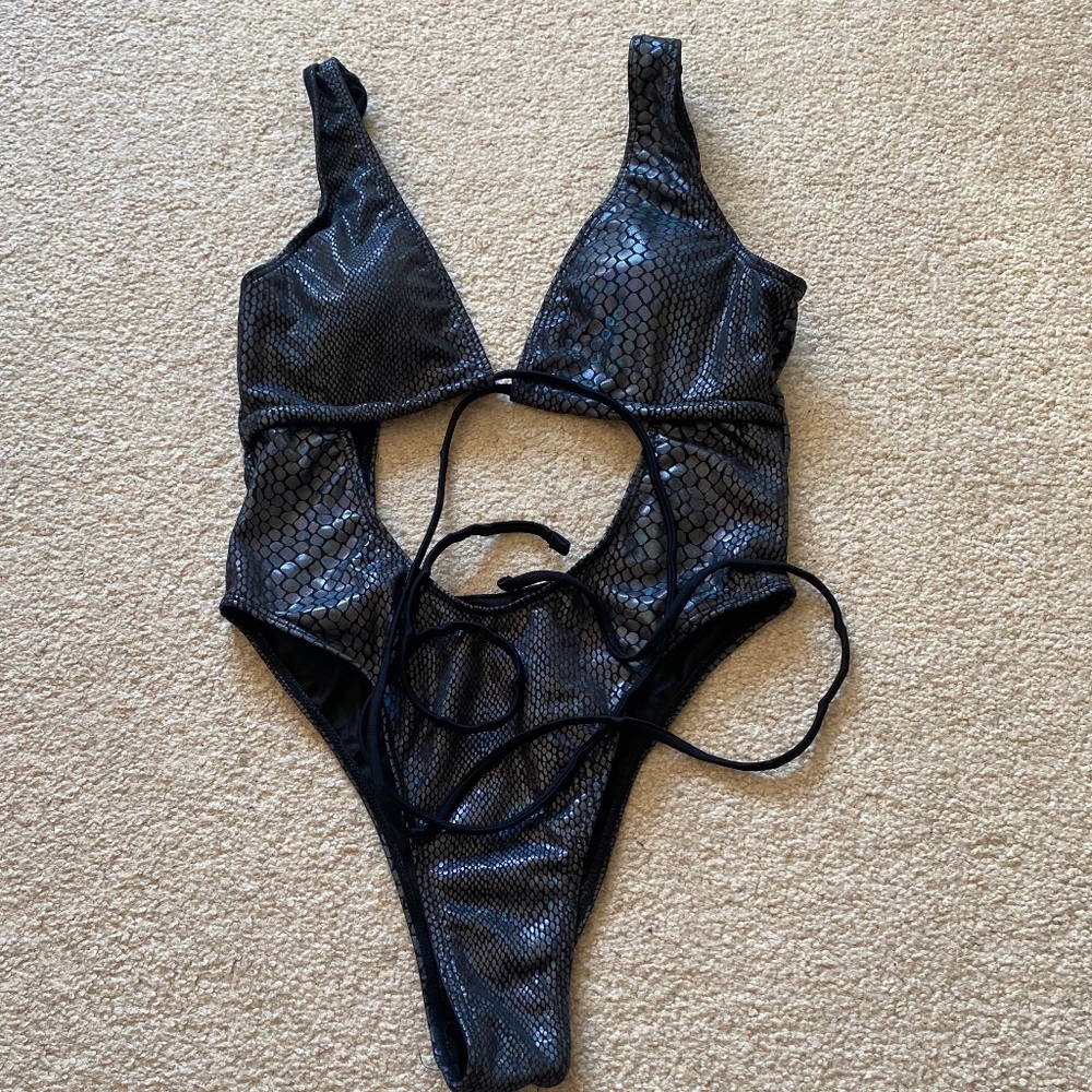 Iridescent black swimming suit